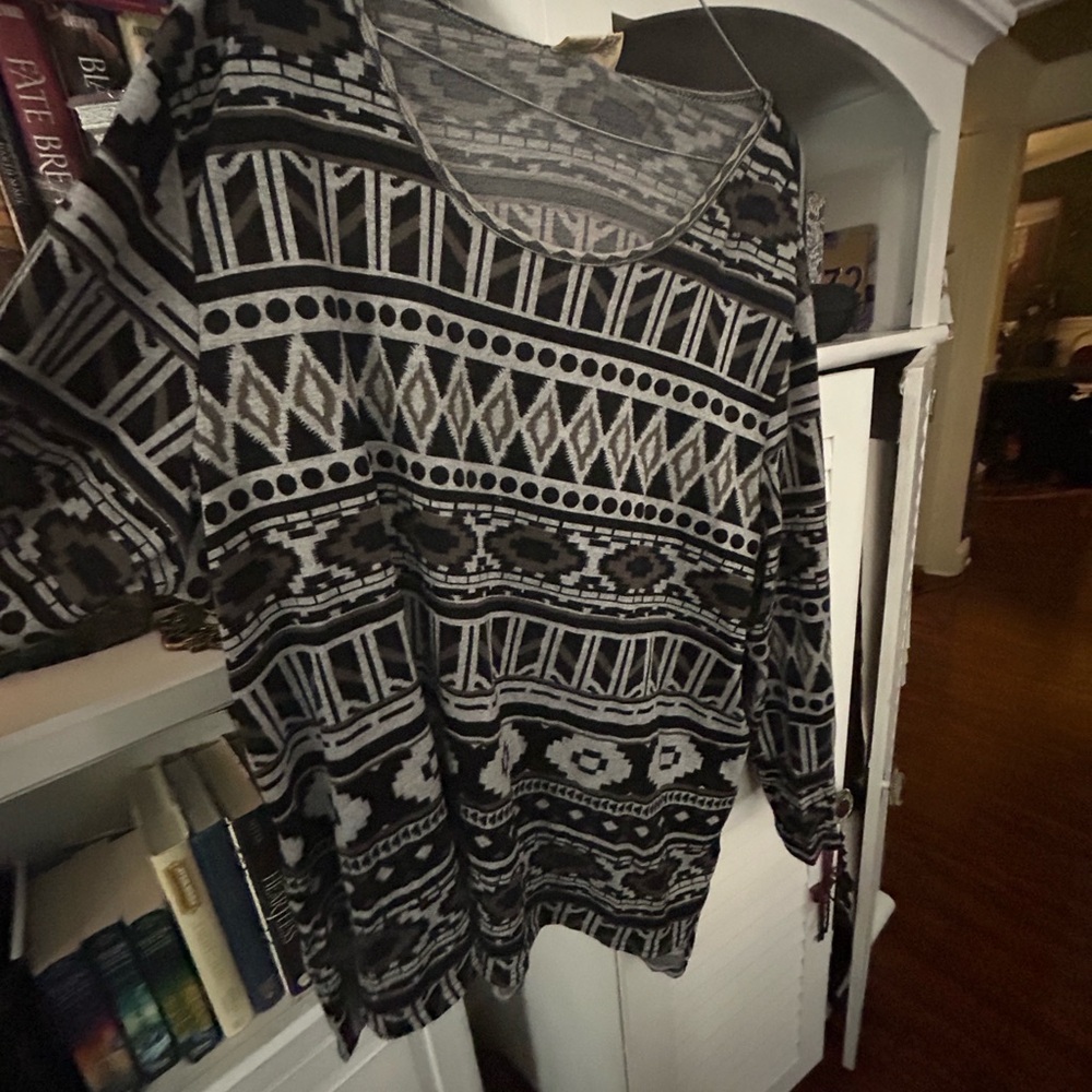 Geometric Patterned Black and Gray Top